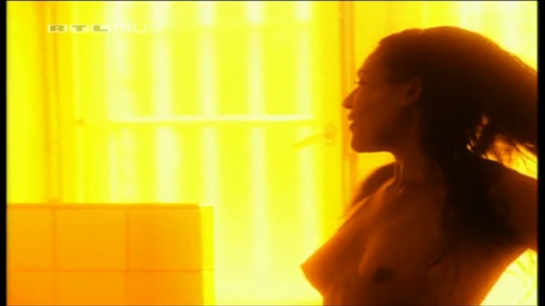 Edina Robinson seno nudo