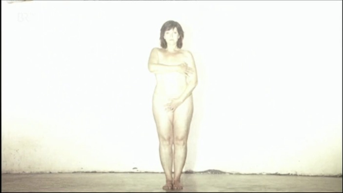 Scopri la bellezza unica delle foto intime di Elfi Eschke, tra gambe e giochi di luce.