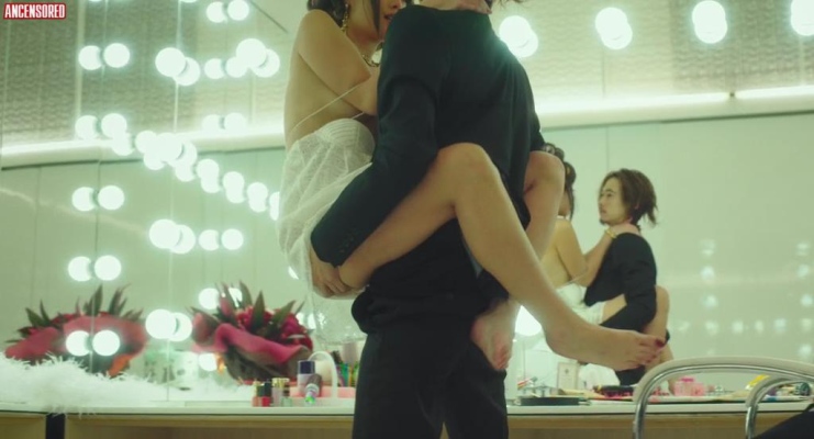 Erika Sawajiri i glutei sono visibili