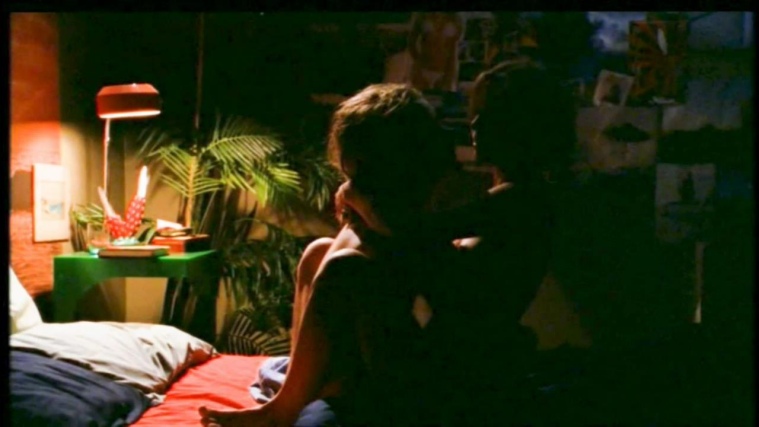 Gigi Edgley con la gonna corta 37