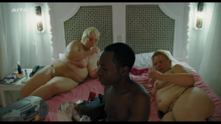 Helen Brugat seno nudo