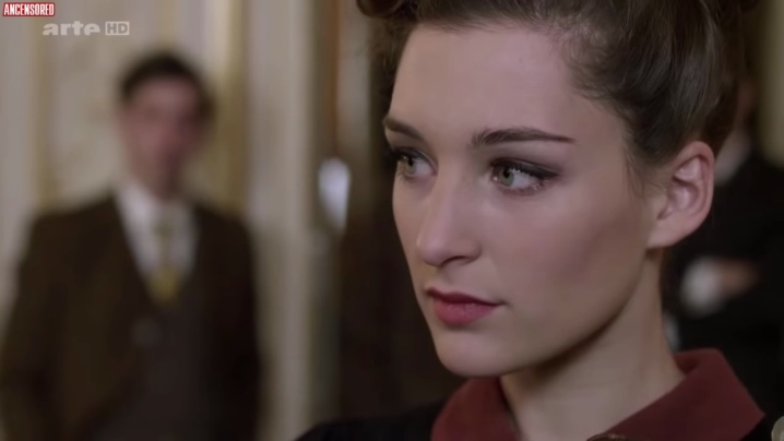 Helene Kuhn svela la sua sensualità: dalla gonna corta al nudo, scopri la sua illuminata bellezza.