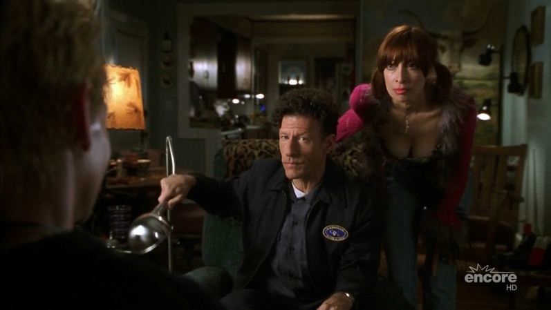 Illeana Douglas con la gonna corta 56