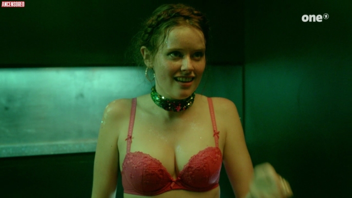 Imogen King: quando la sensualità è al limite.