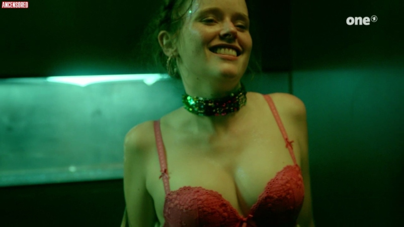 Imogen King con la gonna