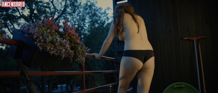 Iojekaterina Novosjolova: dalla trasparenza dei collant alla sensualità del décolleté.
