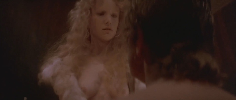 Jennifer Jason Leigh dentro biancheria intima