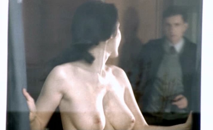 Scopri la bellezza naturale di Jenny Reuter attraverso le sue foto intime e amatoriali