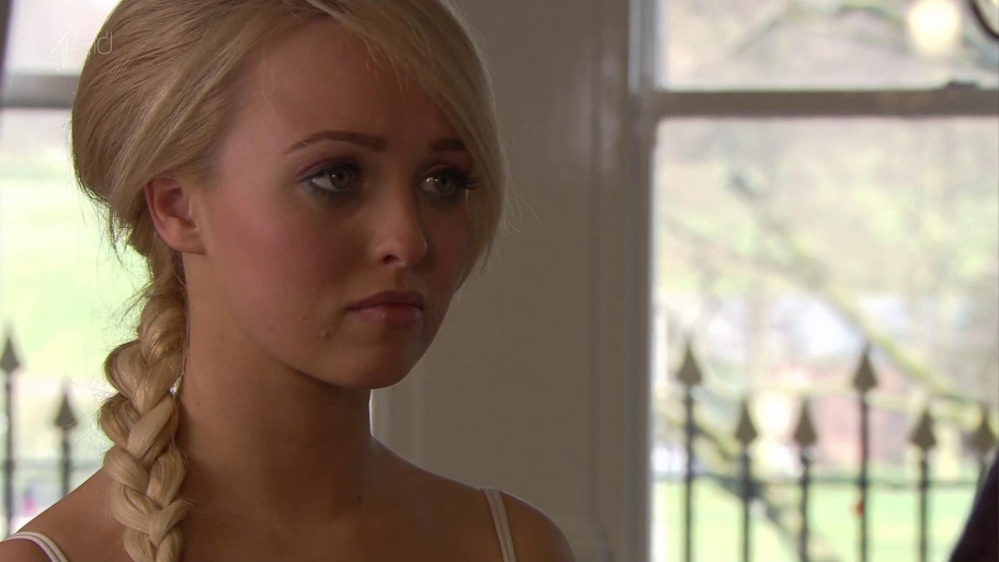 Jorgie Porter senza mutandine 95