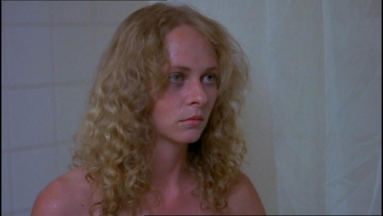 Joy Dunstan con la gonna corta 44