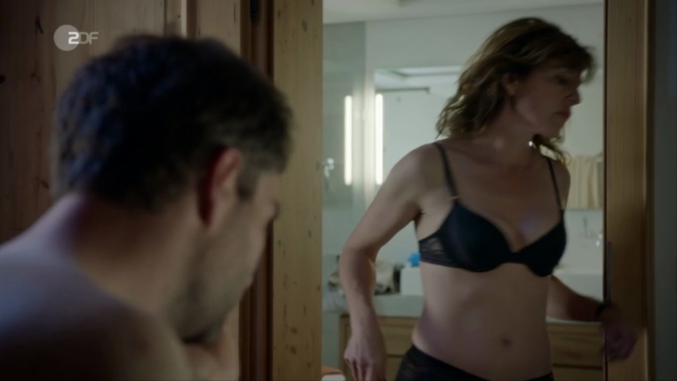 Julia Cencig con la gonna corta