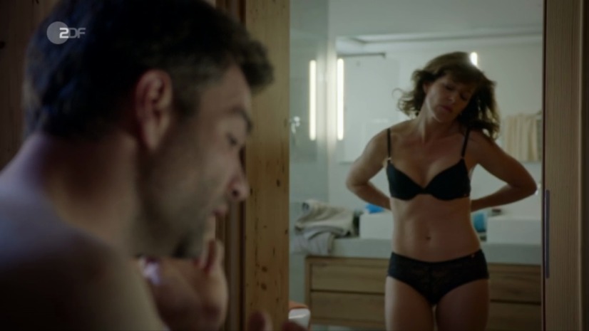 Julia Cencig i glutei sono visibili 17