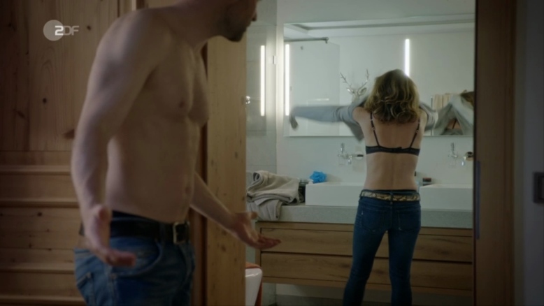 Julia Cencig senza mutandine 26