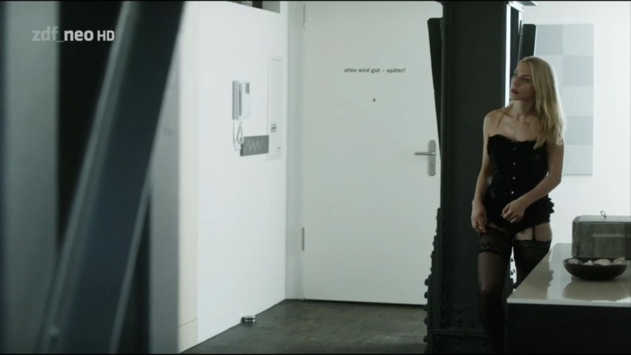 Julia Dietze i glutei sono visibili
