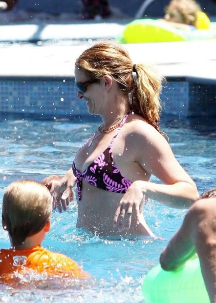 Julia Roberts: Foto provocanti in cui mostra le gambe e seno con la gonna.