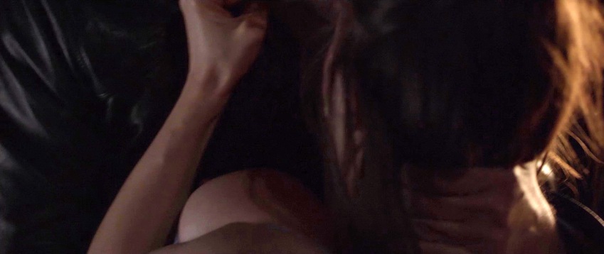 Kacey Barnfield i glutei sono visibili