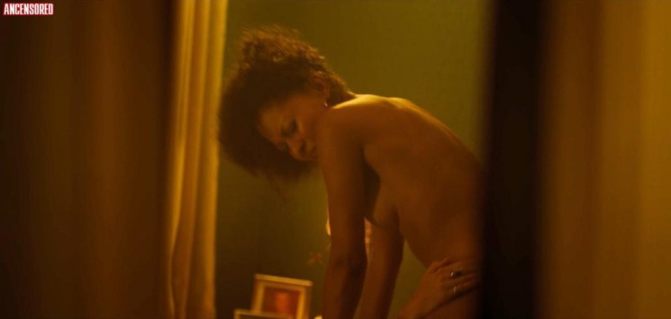 Scopri le foto ravvicinate e sensuali di Kassius Nelson con una gonna corta.