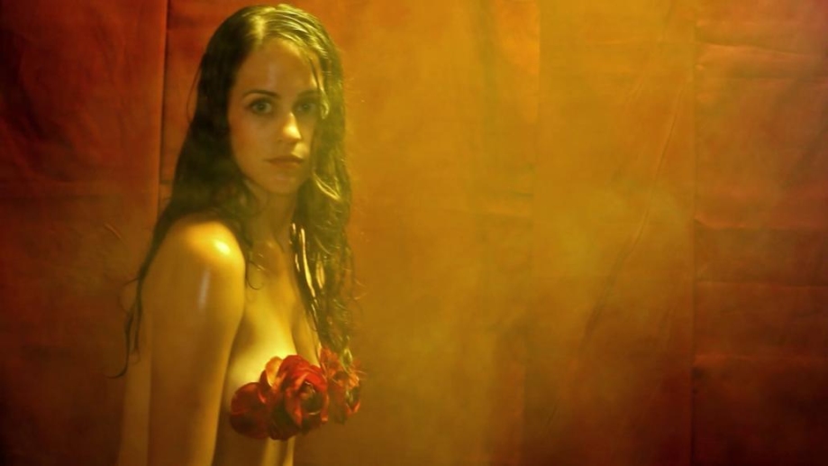 Kate Costello con la gonna corta 55