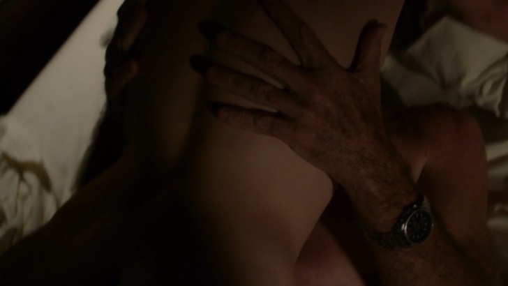 Katee Sackhoff con la gonna corta