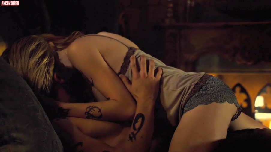 Katherine McNamara dentro biancheria intima