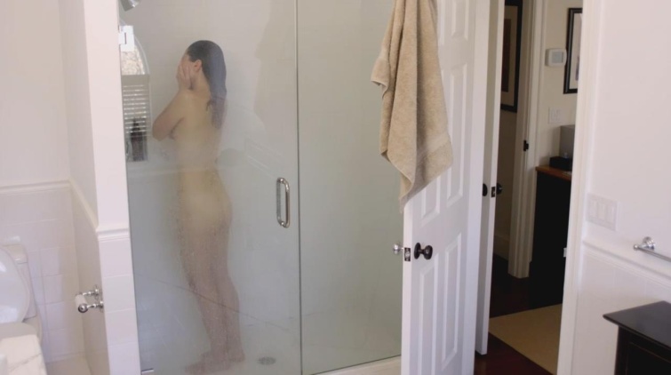 Kathleen Wise: Scatti Intimi e Seni Nudi in Foto Esclusive