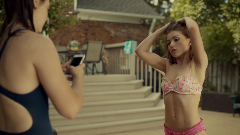 Katie Douglas con la gonna corta 94