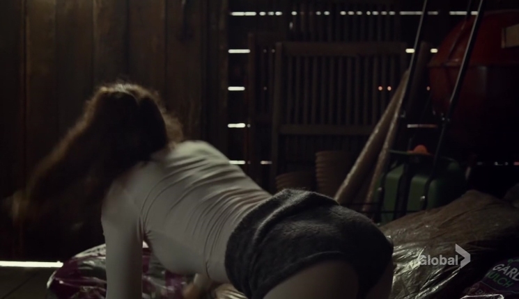 Katie Douglas i glutei sono visibili