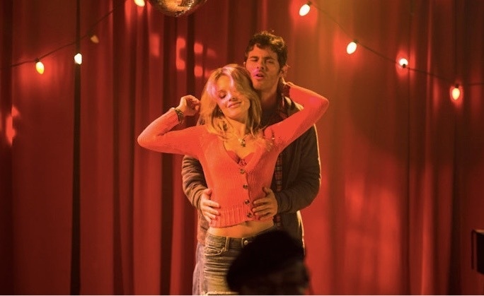 Kelly Curran con la gonna