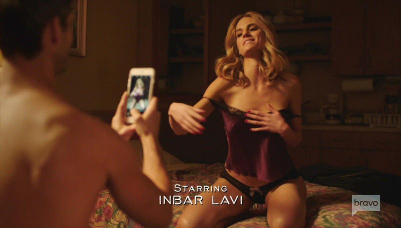 Kelly Kruger: scopri il suo look con gonna corta, mutandine e il decolleté sexy