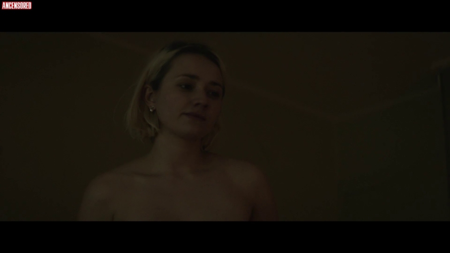Kristine Thorp: quando la seduzione si fa audace con collant e lingerie
