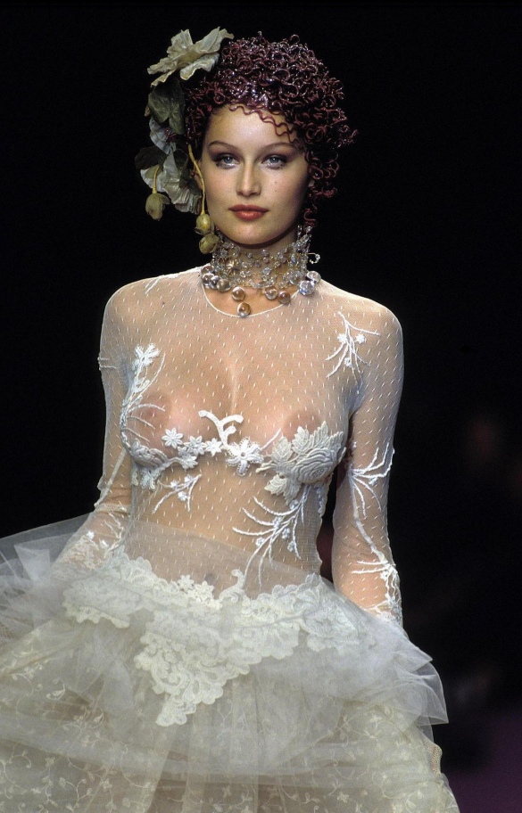 Laetitia Casta senza mutandine 79