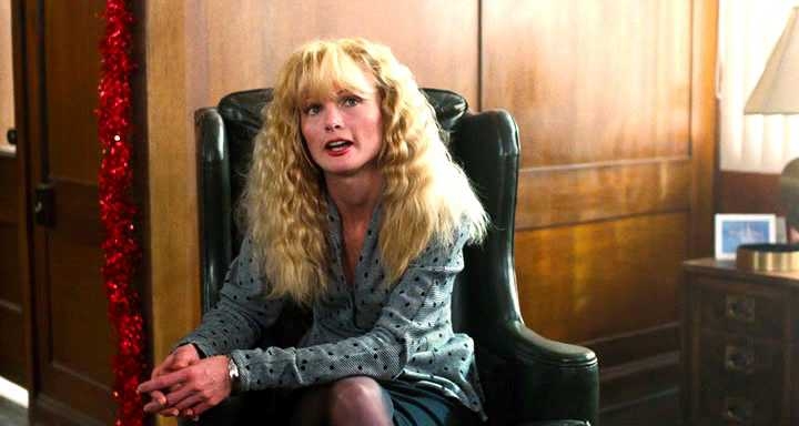 Laurene Landon con la gonna 27