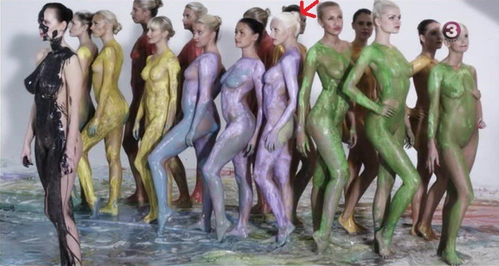 Lea Loeg i glutei sono visibili