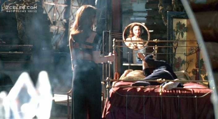 Lena Olin con la gonna corta