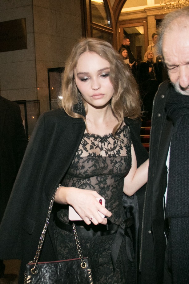 Lily Rose Depp senza biancheria intima 52