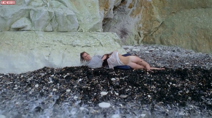 Scopri la bellezza di Lise Danvers: immagini del seno nudo, i glutei visibili e la giovinezza