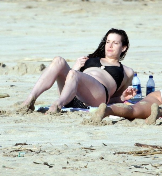 Liv Tyler seno nudo