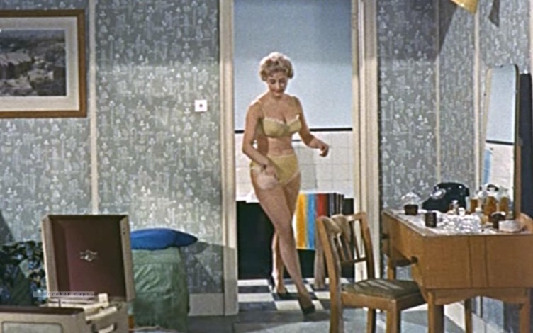 Scopri le foto esclusive di Liz Fraser con la gonna corta e scatti intimi
