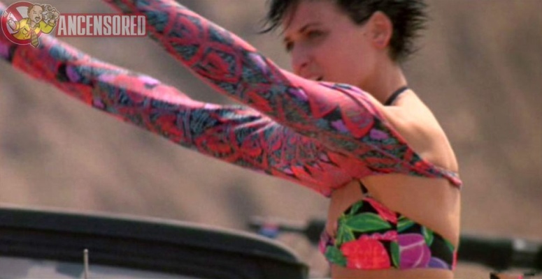 Lori Petty senza biancheria intima 86