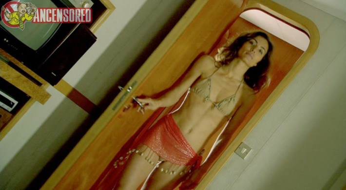 Lydia Ruth Lopez con la gonna corta