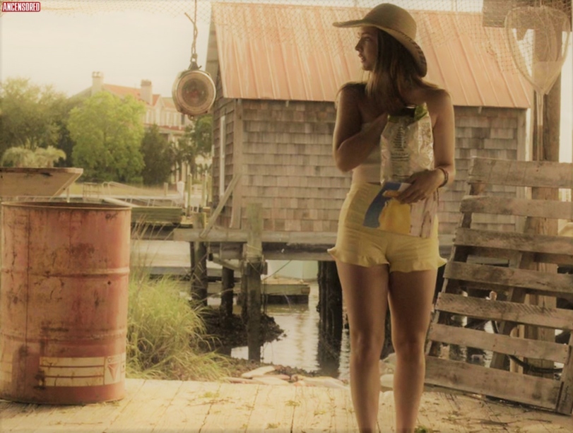 Madelyn Cline flash fotografici tra le gambe
