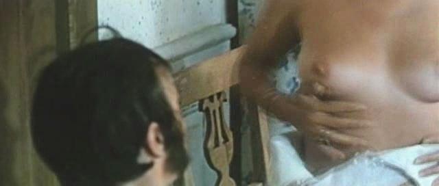 Magali NoeL i glutei sono visibili