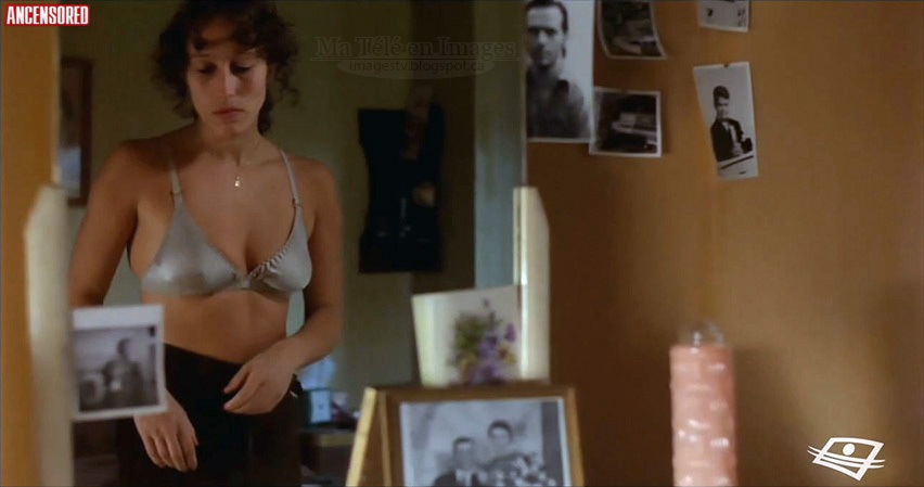 Marie Tifo: sensuali gambe e seno nudo in mostra