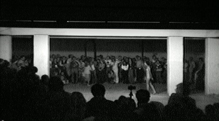 Marina Abramovic flash fotografici tra le gambe