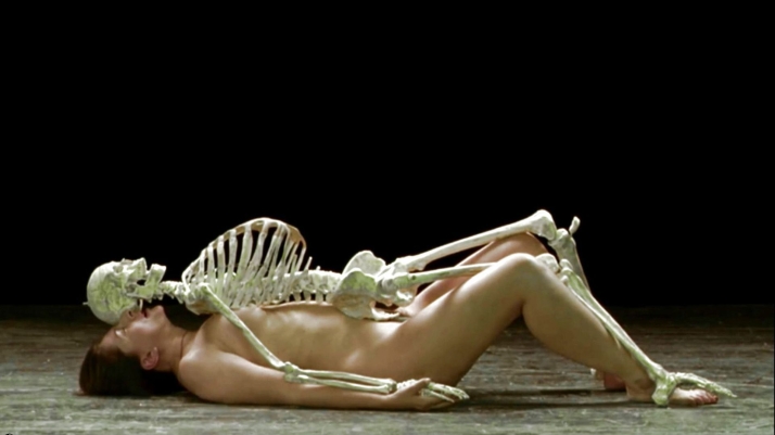 Esplorando laudacia di Marina Abramovic: Scatti fotografici traumatici e provocazioni sessuali