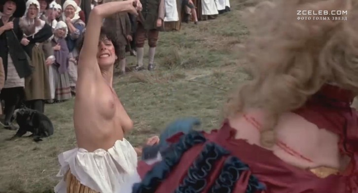 Marina Sirtis i glutei sono visibili 90