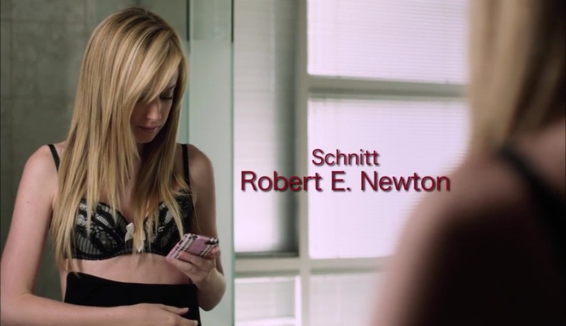 Megan Park senza biancheria intima 36