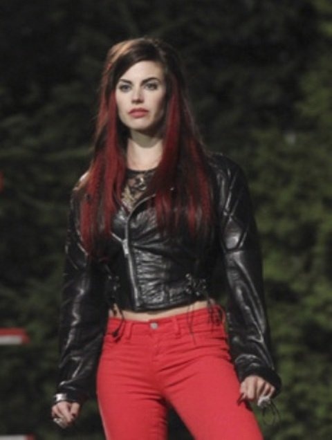 Meghan Ory con la gonna corta 60