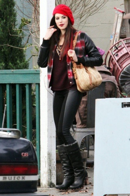 Meghan Ory: Le sue foto esplicite con gonna corta e visibili tette.