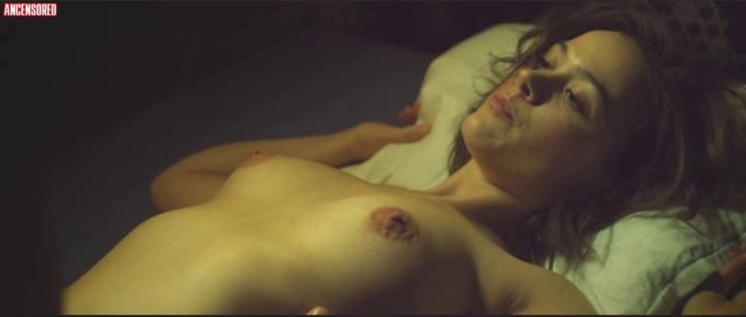 Mia Jexen seno nudo
